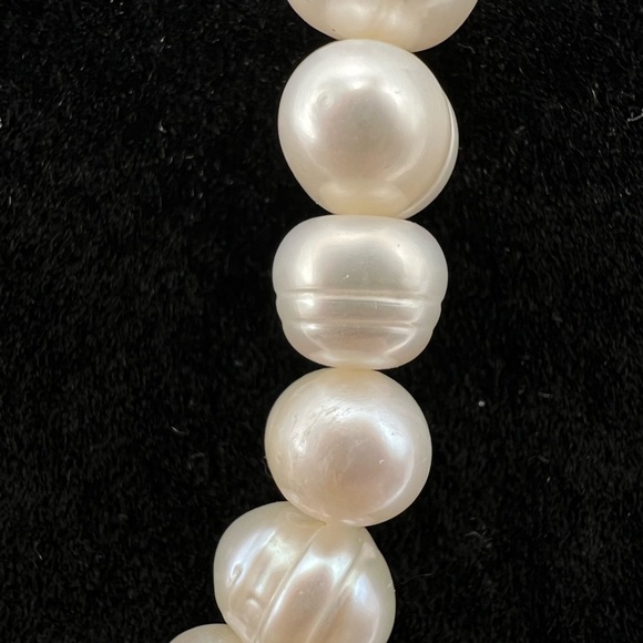 Pearl Necklace and Bracelets - Picture 8 of 8
